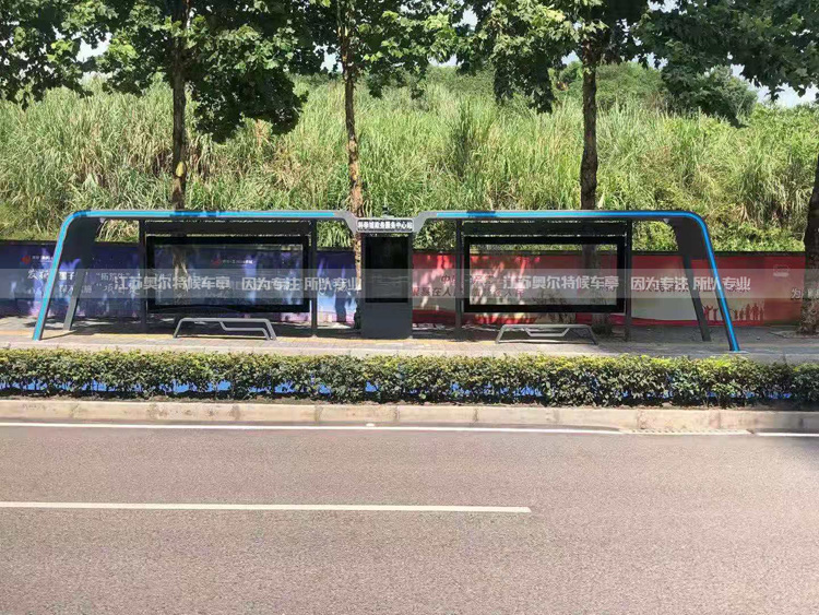 奧爾特候車亭實景案例:新款智能雙港灣公交車站亭 奧爾特候車亭實景案例:新款智能雙港灣公交車站亭