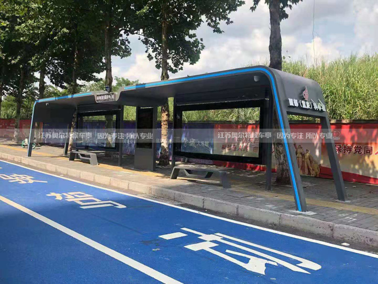 奧爾特候車亭實景案例:新款智能雙港灣公交車站亭 奧爾特候車亭實景案例:新款智能雙港灣公交車站亭